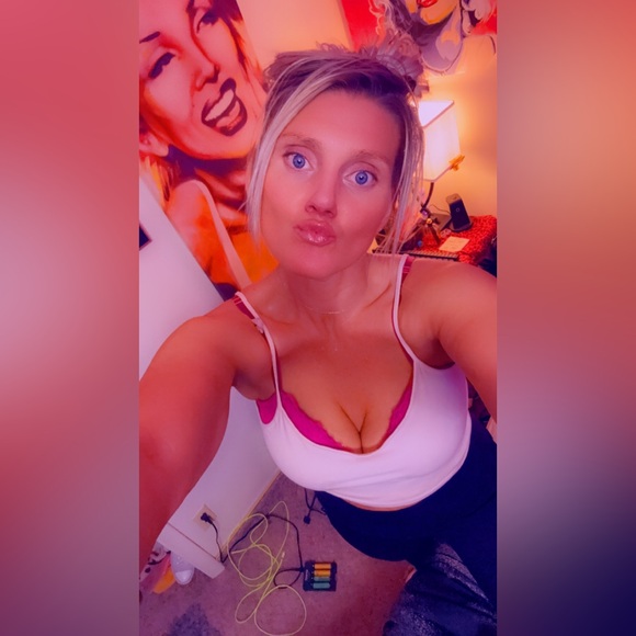 Meet your Posher, Stephanie - Picture 9 of 11